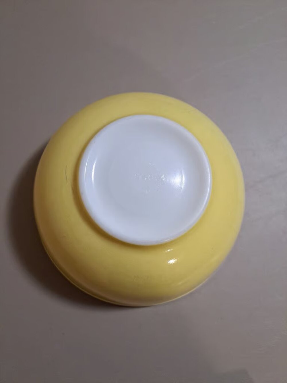 Pyrex Vintage 404 Primary Yellow 4 Quart Mixing Serving Bowl - Picture 7 of 9